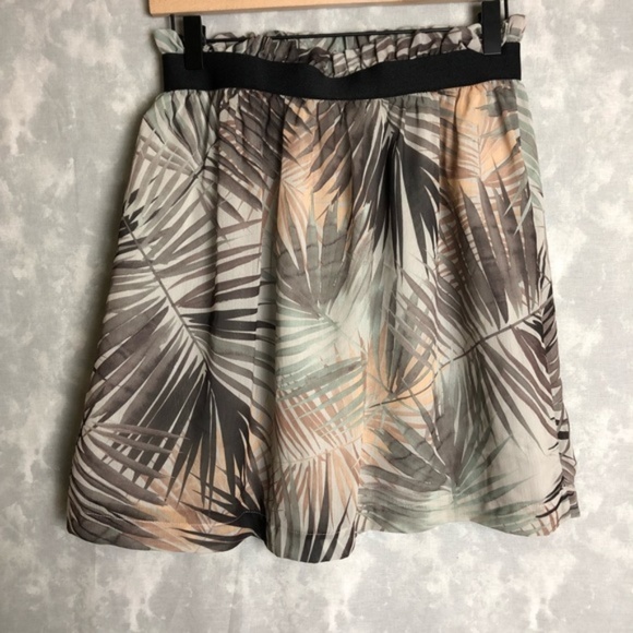 H&M Tropical Palm Leaf Skirt - Picture 2 of 5
